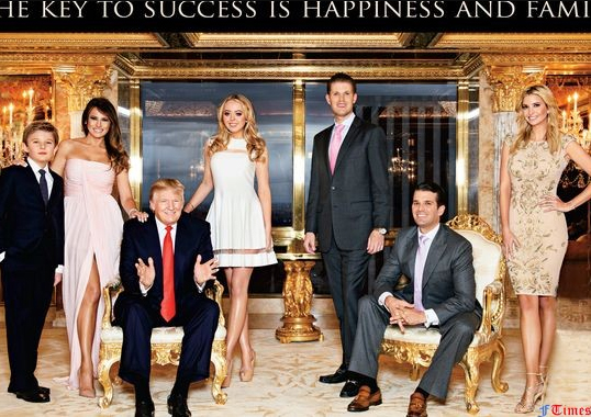 Дональд Трамп (в красном галстуке) и его семья