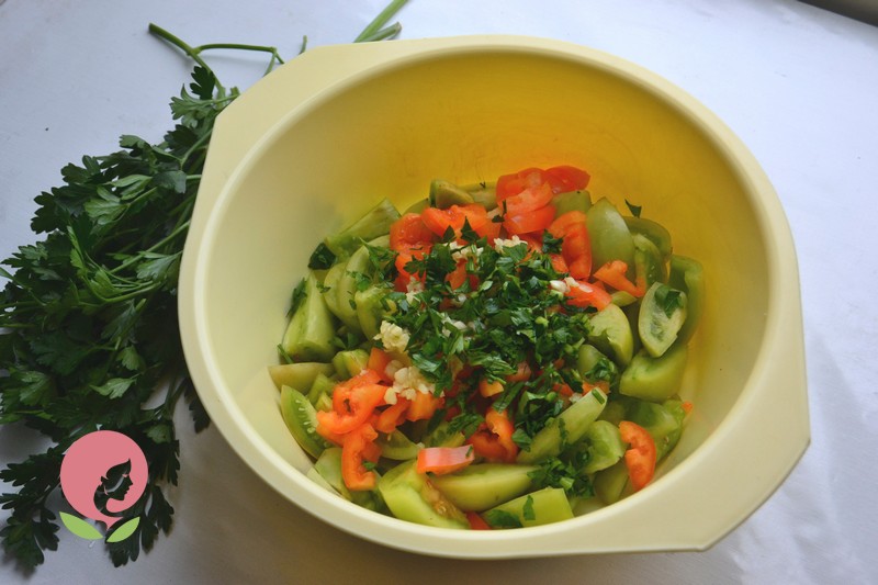 маринованный салат из зеленых помидор рецепт