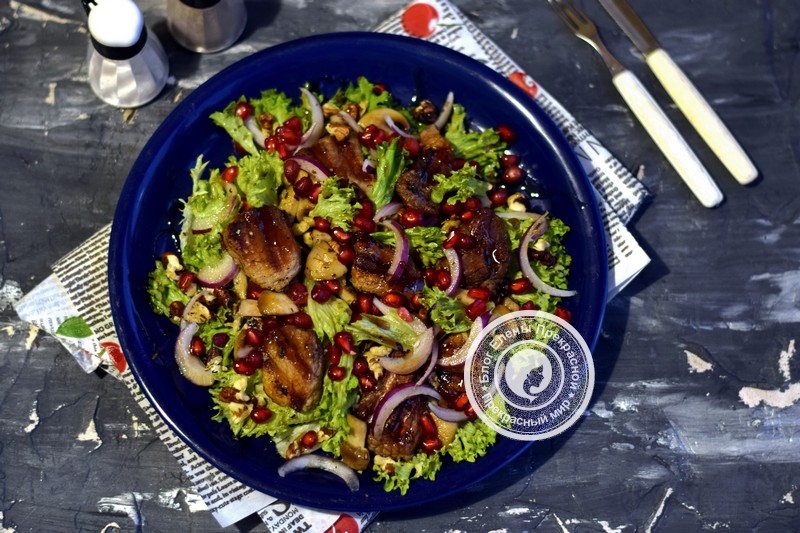 Теплый салат с говядиной, грибами и гранатом рецепт на праздничный стол