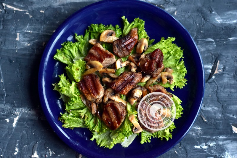 Теплый салат с говядиной, грибами и гранатом рецепт на новый год