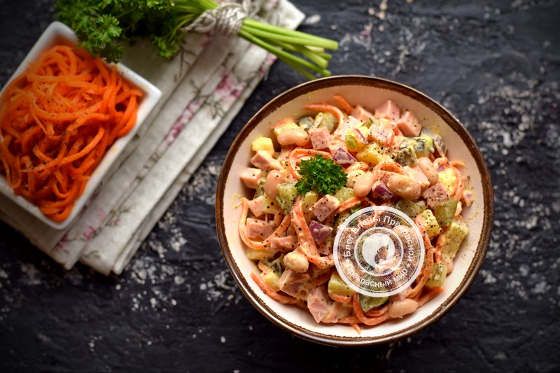 салат с корейской морковью, вареной колбасой и фасолью рецепт в домашних условиях