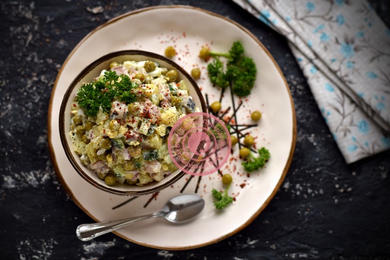 Салат со свежем огурцом, сельдью и зеленым горошком рецепт в домашних условиях