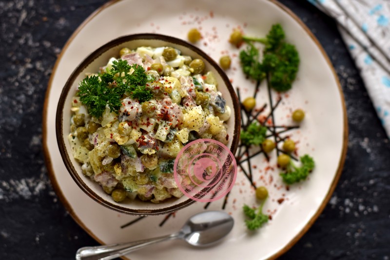Салат со свежем огурцом, сельдью и зеленым горошком на праздничный стол: рецепт в домашних 