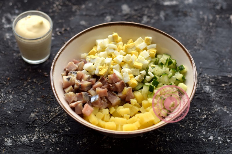 Салат со свежем огурцом, сельдью и зеленым горошком рецепт в домашних условиях