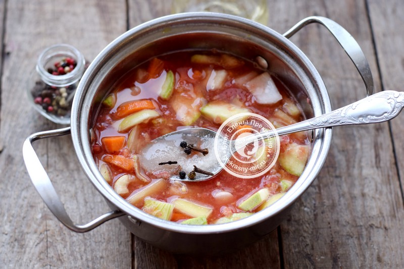 Овощной салат из кабачка и перца в томатном соусе на зиму рецепт в домашних условиях