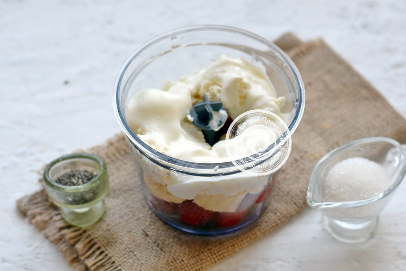 творожно-йогуртовый смузи из клубники и банана рецепт с фото