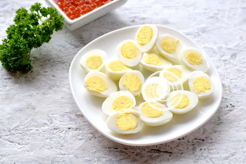 Закуска с перепелиными яйцами, сырной начинкой и икрой рецепт