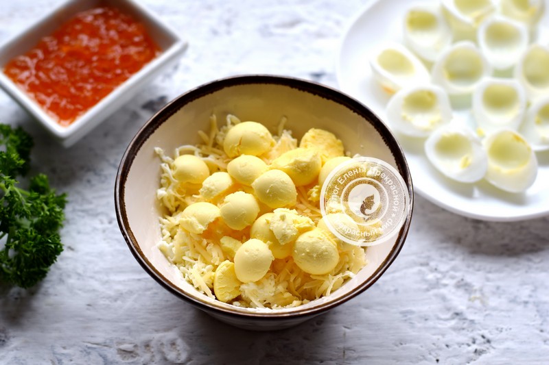 Закуска с перепелиными яйцами, сырной начинкой и икрой рецепт в домашних условиях