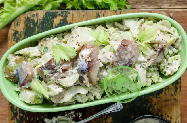 Салат с рыбой и картошкой